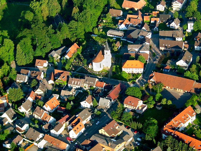 Luftbild von der Ortsmitte Umkirch aus dem Jahr 2004
