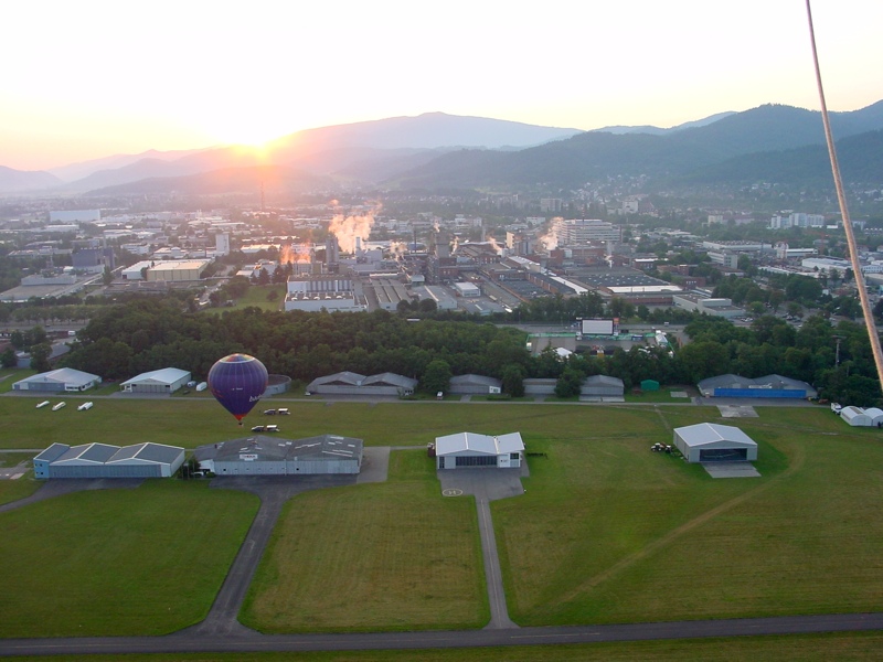Ballonstart auf dem Flugplatz Freiburg bei Sonnenaufgang