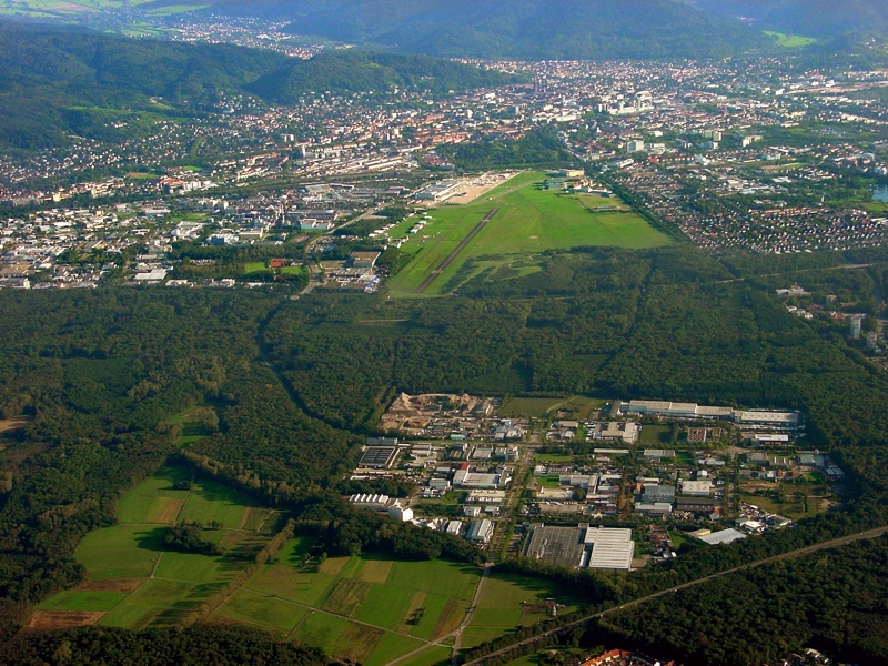 Blick von Nord nach Süd über das Gewerbegiet Hochdorf zum Flugplatz und zur Stadt Freiburg