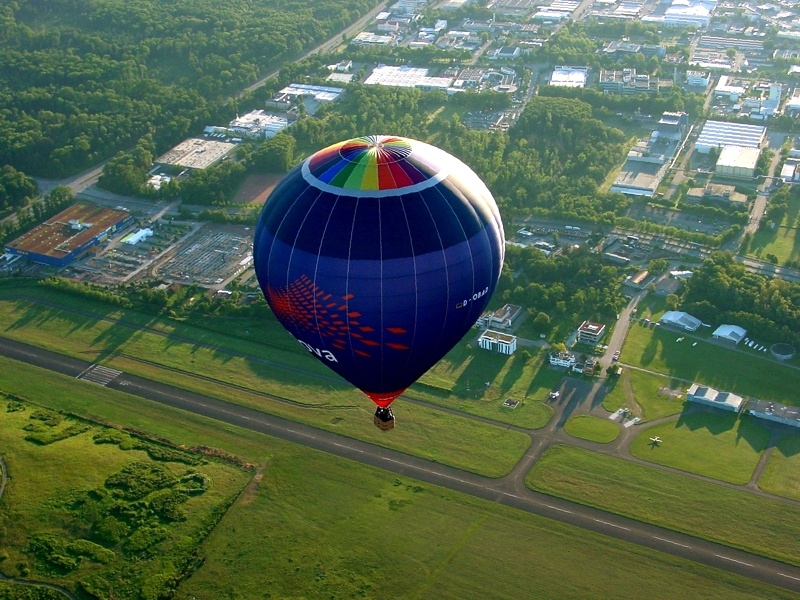 Ballon D-OBAD startet auf dem Flugplatz Freiburg
