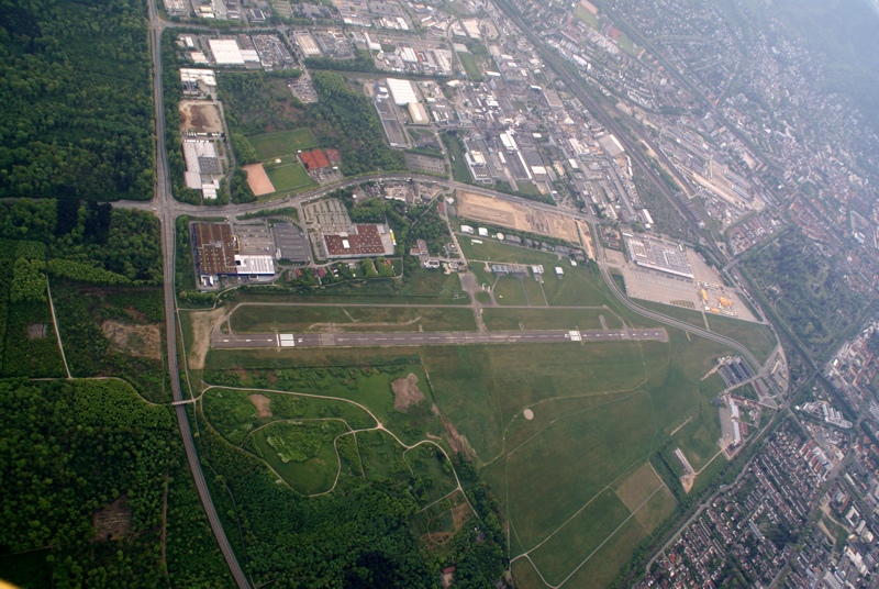 Das Luftbild zeigt den Flugplatz von West nach Nord