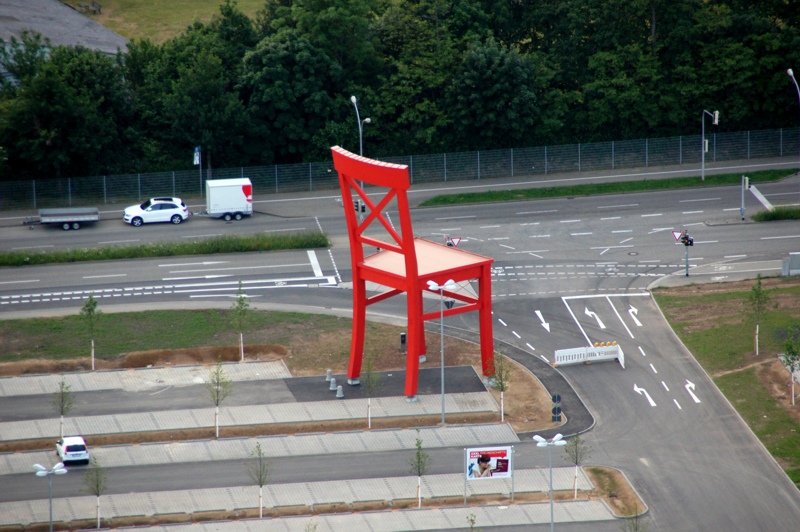 Der rote Stuhl vom XXXLutz Möbelhaus steht schon, Mai 2011