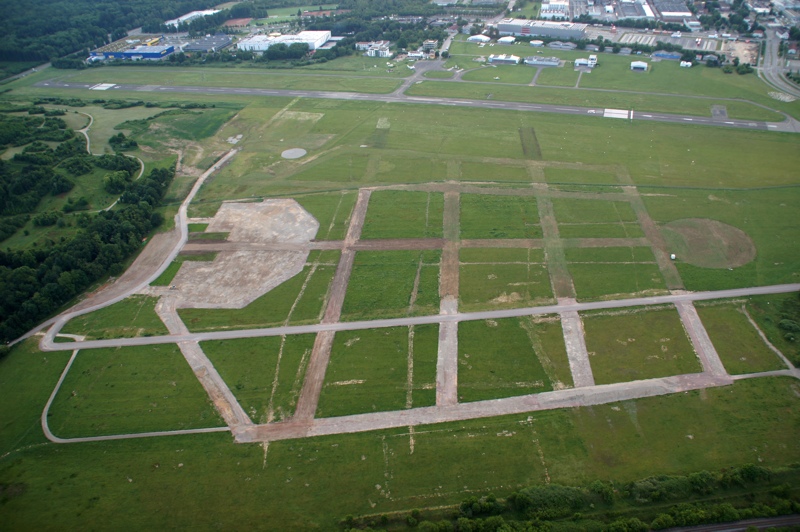 8 Monaten nach dem Papstbesuch in Freiburg ist der Rückbau des Flugplatzgeländes noch nicht abgeschlossen, Mai 2012