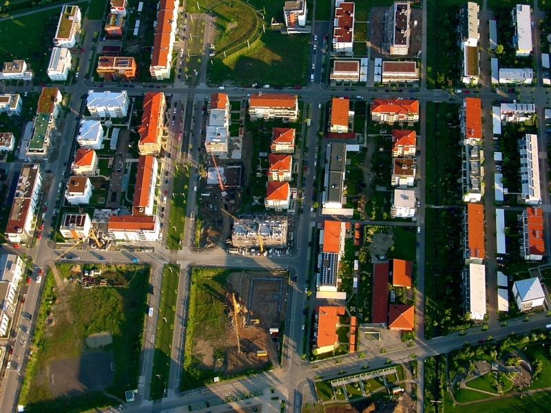 Luftbild von den Häusern an der Carl-von-Ossietzky-Straße, der Mundenhofer Straße, der Bollerstaudenstraße, Unterer Rieselfeldgraben und dem Storchenweg