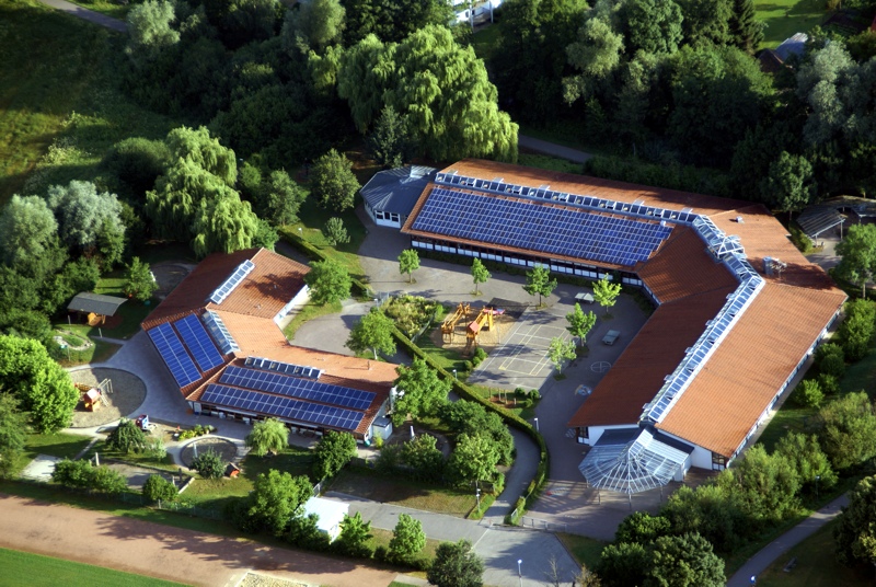 Die Mooswaldhalle in Hochdorf mit der Kindertagesstätte Löwenzahn.