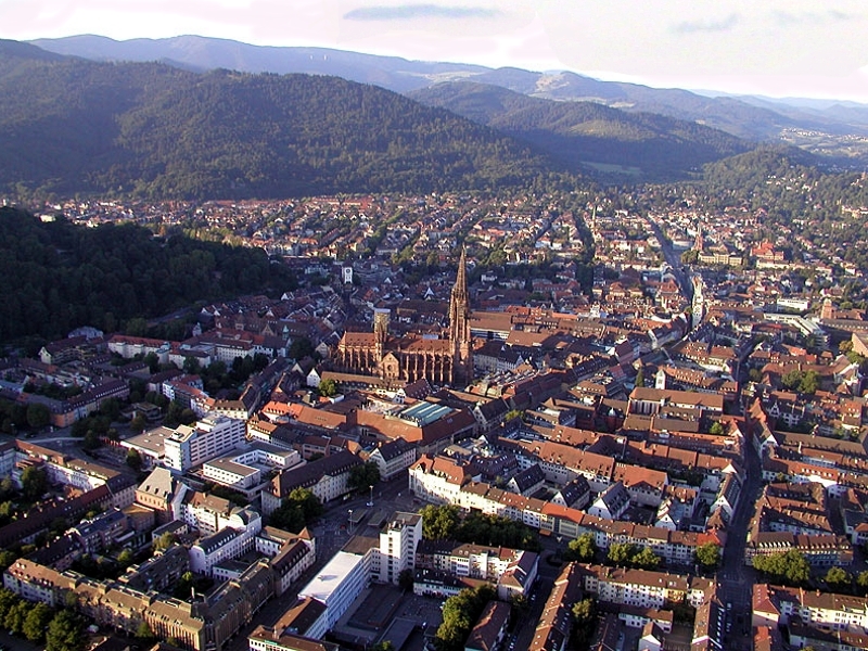 Die City von Freiburg mit dem Münster aus der Luft gesehen