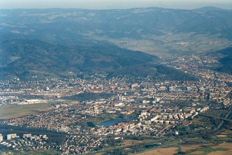 Luftbild von Freiburg mit Schlossberg