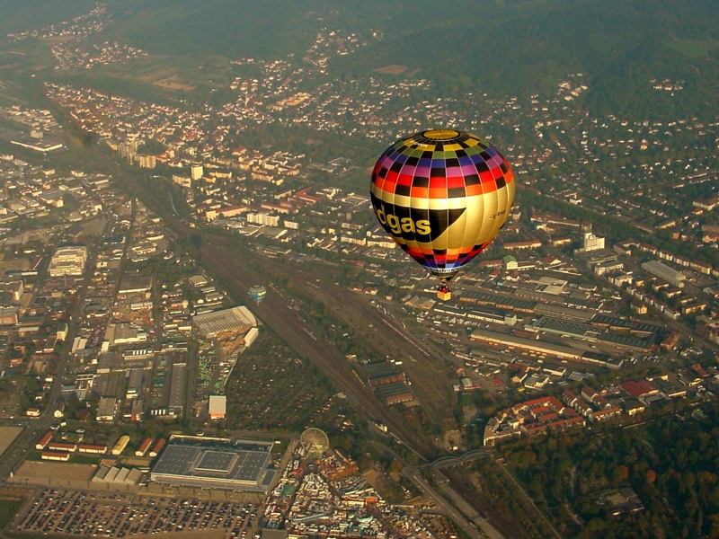 Luftbild vom Erdgas-Ballon über der Freiburger Herbstmesse 2003 nach dem Start auf dem Freiburger Flugplatz