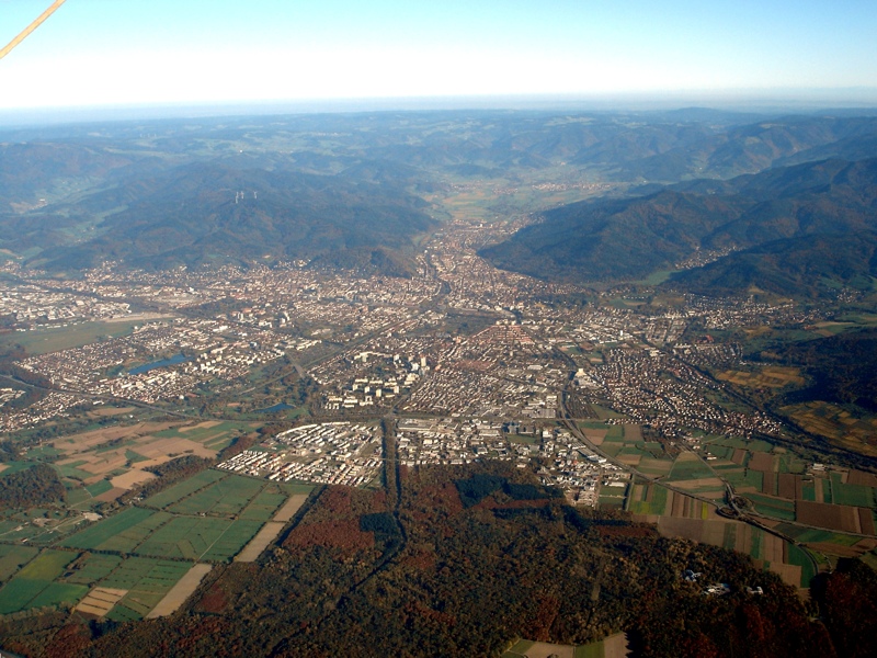 Luftbild von Freiburg mit Blick über das Dreisamtal bis tief in den Schwarzwald