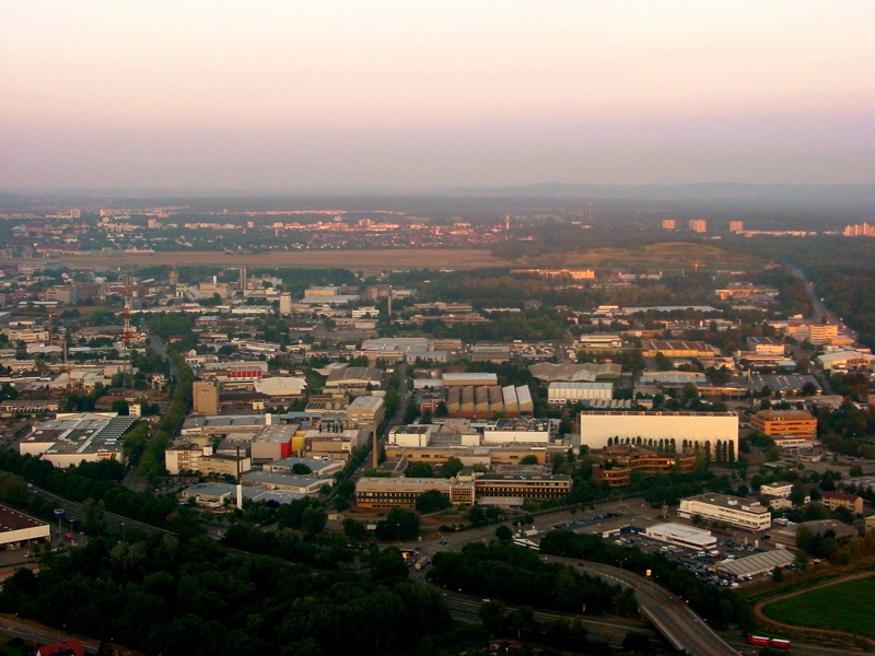 Morgenlicht auf dem Freiburger Industriegebiet Nord und dem Flugplatz um 05:00 Uhr im Juli 2006