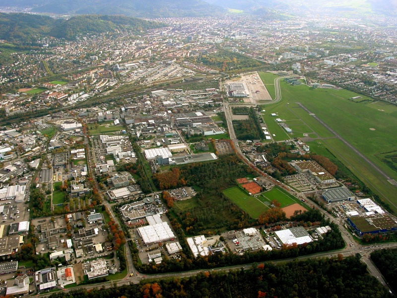 Das Industriegebiet Freiburg Nord und der Flufplatz im Oktober 2006 fotografiert.
