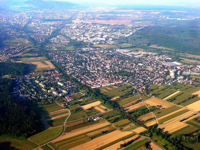 Luftbild von Gundelfingen und Freiburg aus dem Jahr 2003. Blick von Nord nach Süd.
